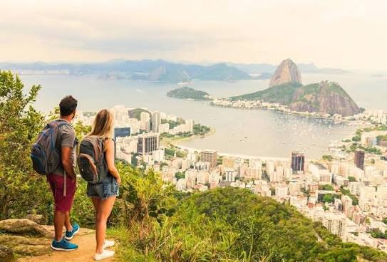 Casal no mirante olhando o Pão de Açúcar